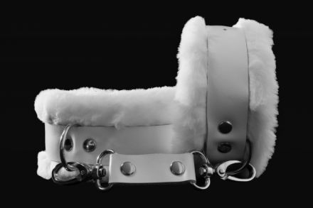 Белые наручники из натуральной кожи с нежным мехом