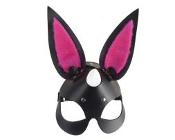 Черная эффектная маска зайки с меховыми розовыми ушками